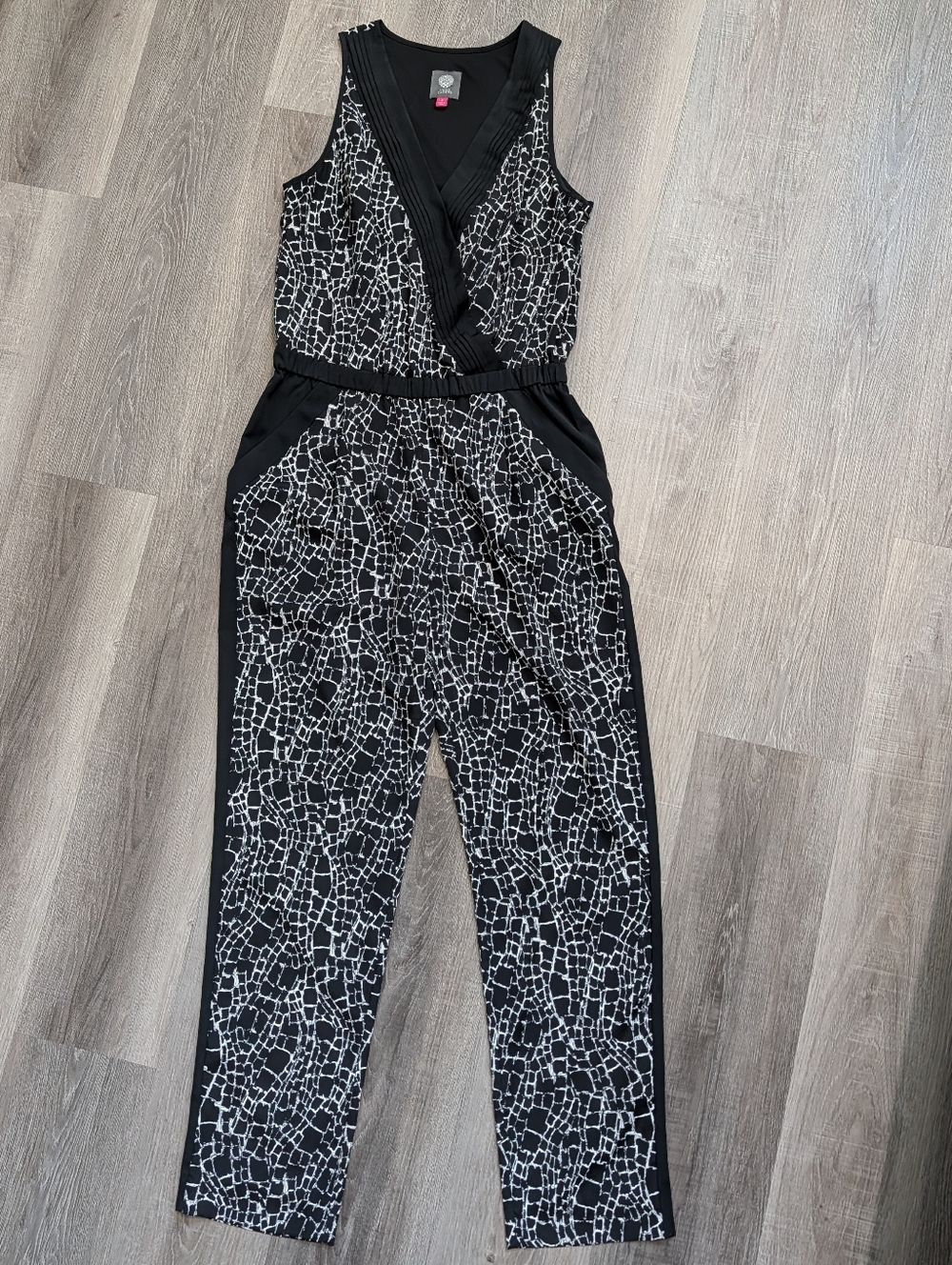 Vince Camuto Jumpsuit Womens Size 6 Black White Print Sleeveless V Neck Wide Leg